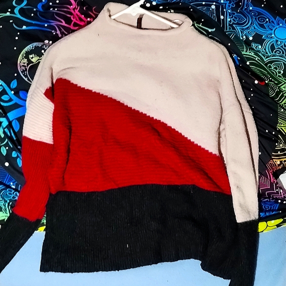 Love Scarlett sweater for women sized Medium - Picture 1 of 1